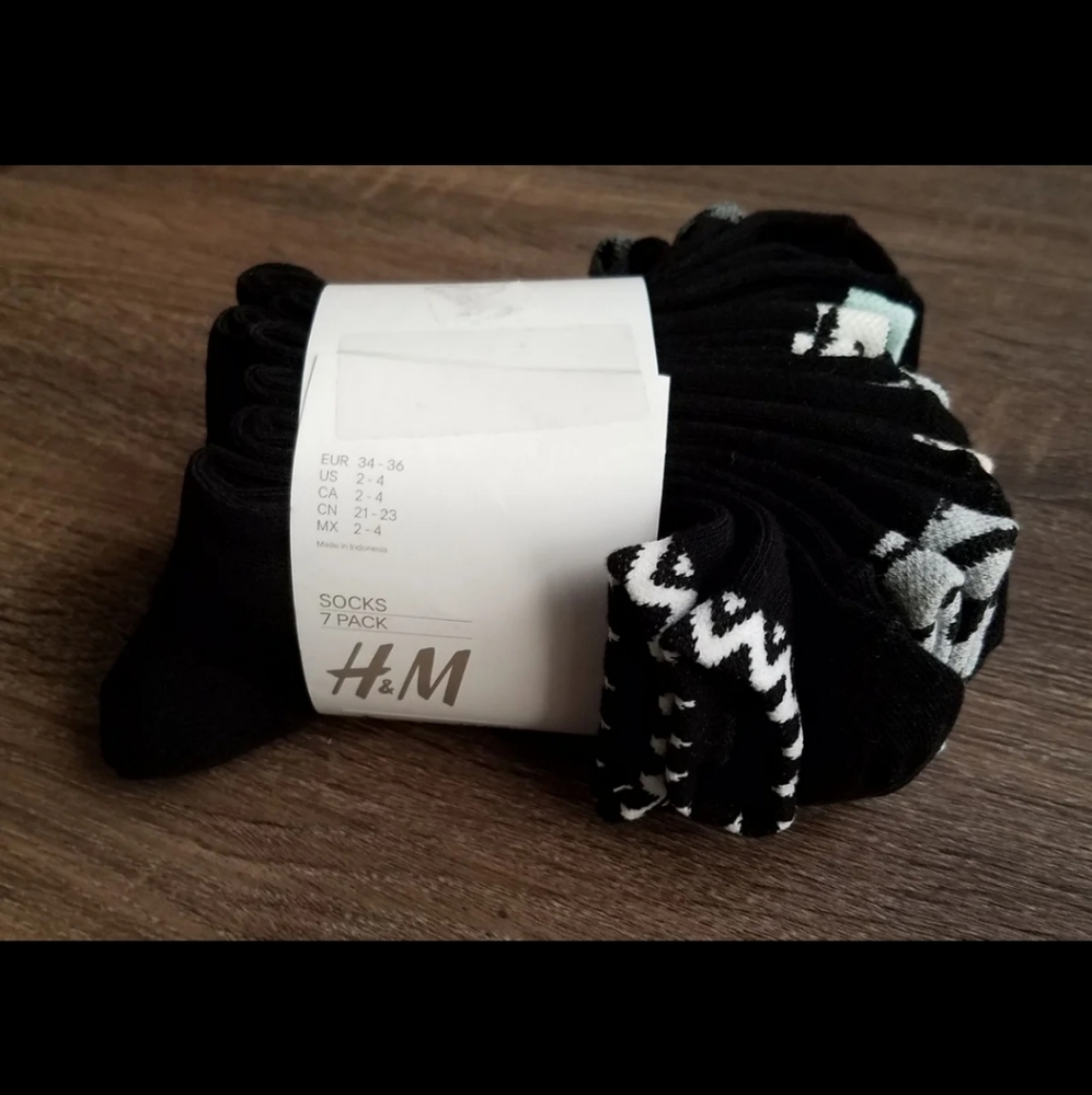 NWT H&M 7 pairs black crew socks w/designs Sz 2-4